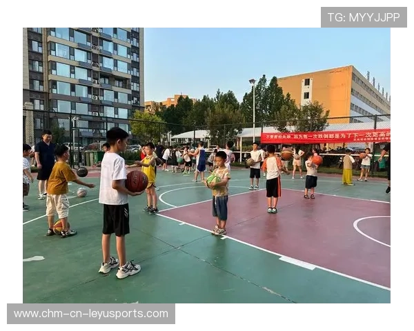 世界篮球学院在教学中开展线上线下混合课程与微证书项目，篮球培训线上课程