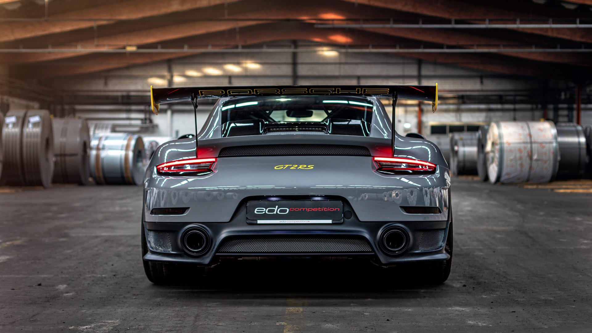 乐鱼体育-特色足球商品在国际市场稳步扩大,推动体育产业出口,足球特色展示